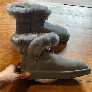 Grey, size 7 women’s UGG’s